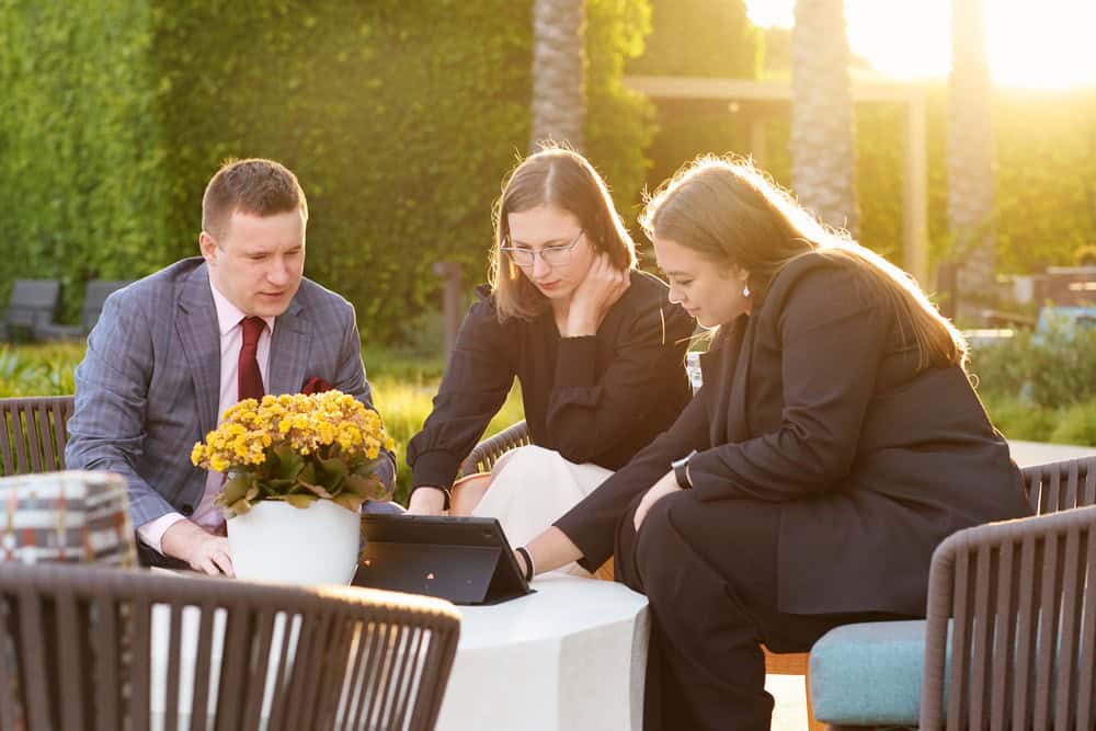 Визы H-2A и H-2B: сравнительный анализ временных сельскохозяйственных и несельскохозяйственных работников