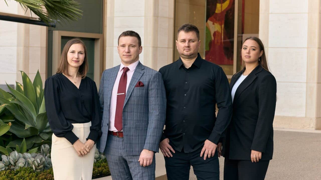 Шлях до громадянства США для власників візи O-1: Як документувати внесок у розвиток країни