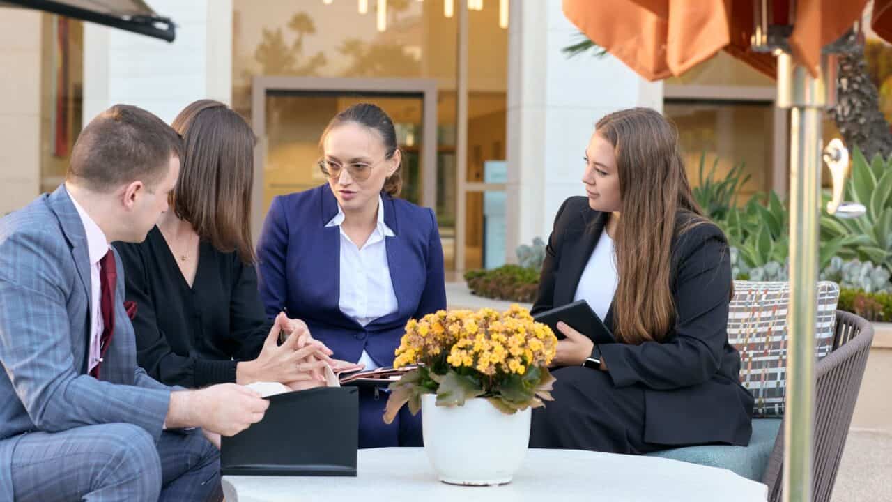 L-1A для лідерів некомерційних організацій: Перехід до EB-1 або EB-2