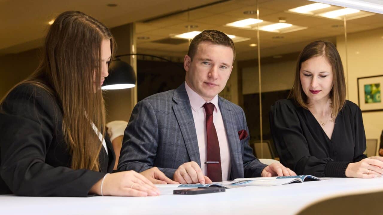 E-2 Visa for Consultants: Paths to O-1 for Industry Leaders