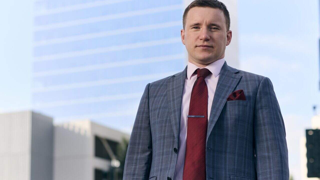 Перехід від візи L-1B до EB-2: Від спеціалізованих знань до виняткових здібностей