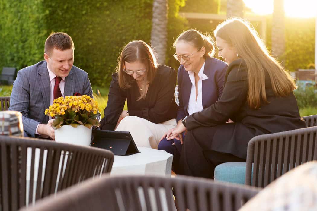 Консульська обробка vs. Коректування статусу (I-485): Повне порівняння з кейсами