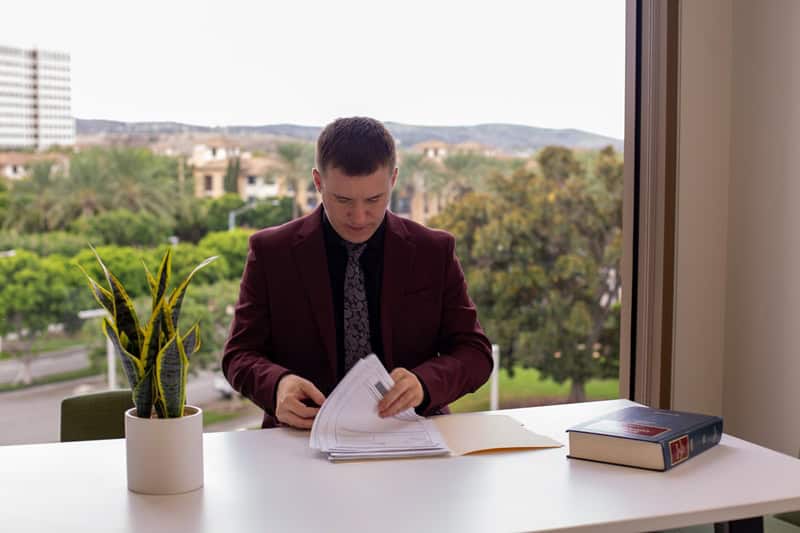 Від першої роботи до EB-2 / EB-3: кар’єрні сходи для емігрантів у США без втрати статусу