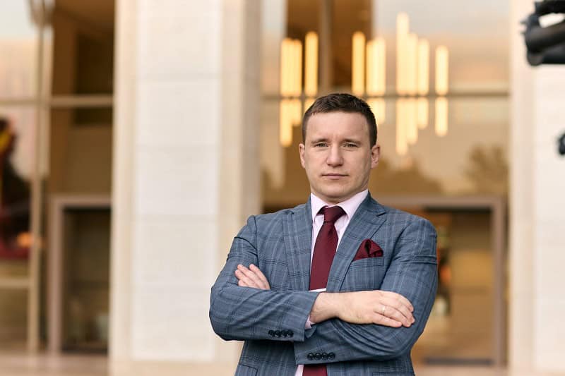 Employer “went under”: dismissal/bankruptcy/sale of the company — what will happen to PERM, I-140, I-485, and Priority Date?