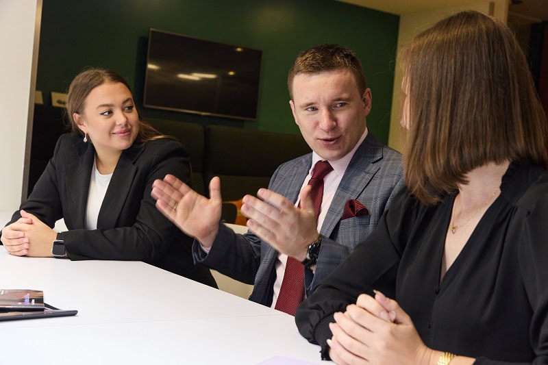 Административные изменения в иммиграции США в 2026: пауза иммигрантских виз, правило R-1 и усиление RFE