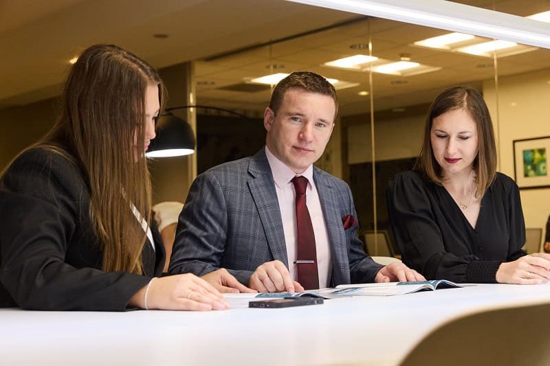 Від F-1 / OPT / STEM OPT до EB-2 або EB-3: як пройти шлях без втрати статусу у 2026 році